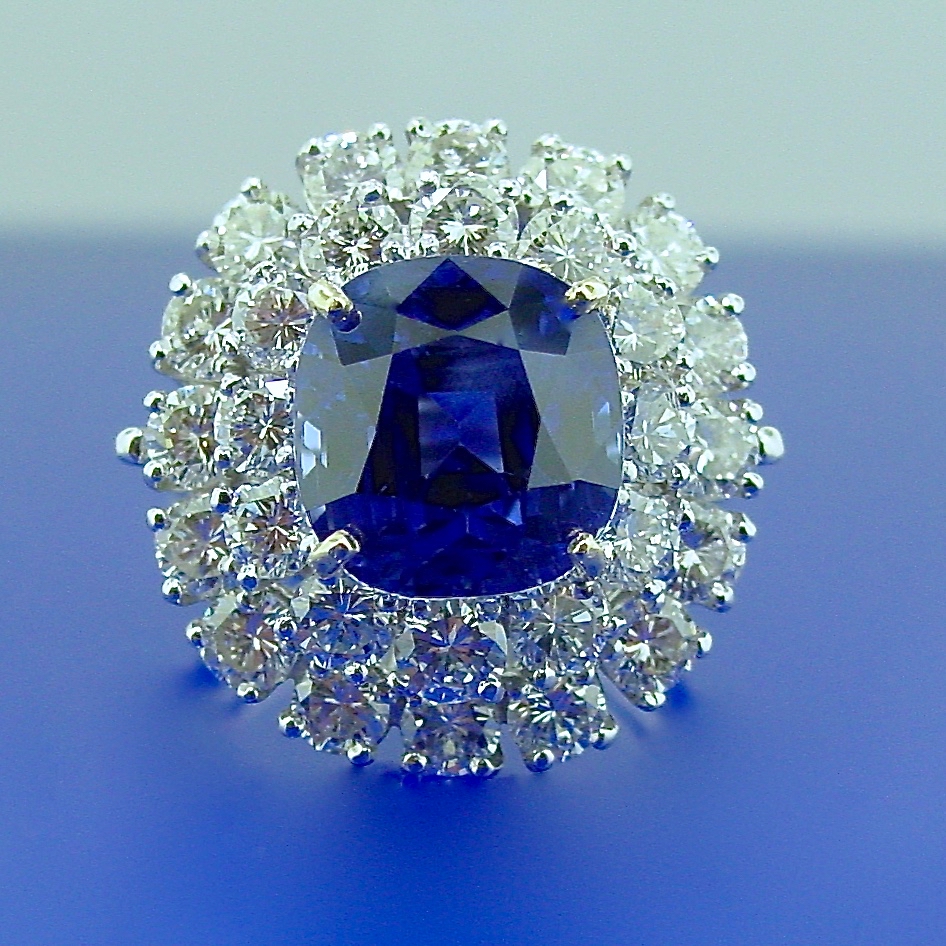 A blue diamond is surrounded by smaller diamonds.